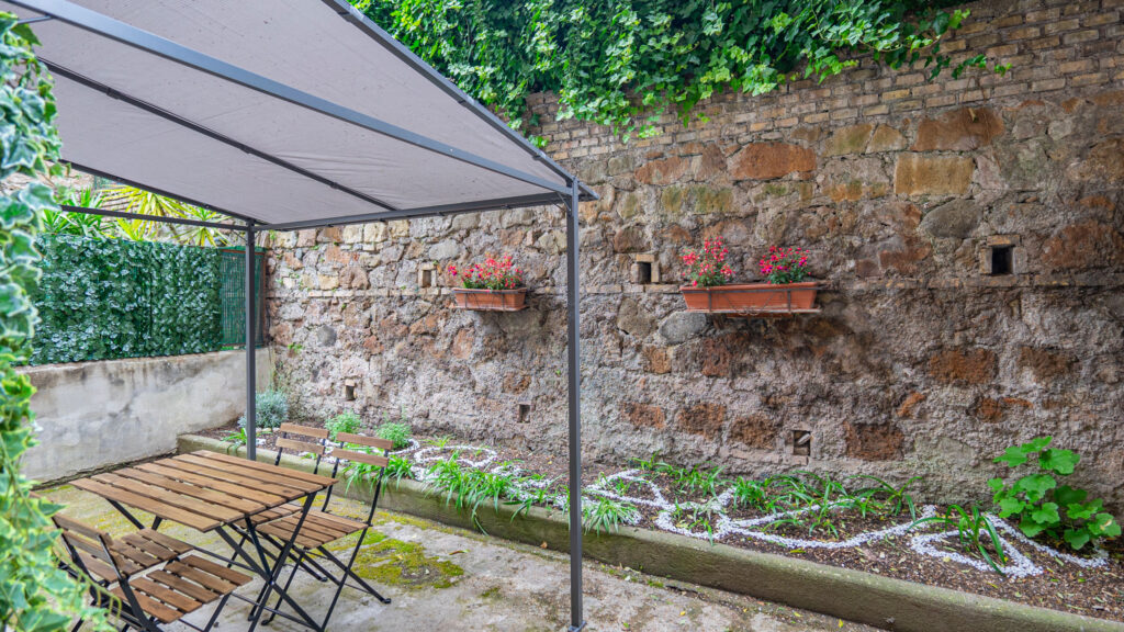 EasyTopStay – San Pietro Apartment with Courtyard